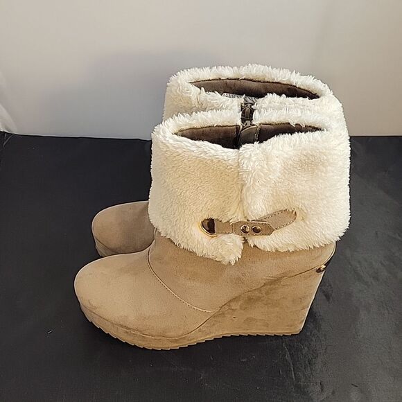 JUICY COUTURE WOMEN"S BUCKLE WEDGE ANKLE BOOTS - Picture 7 of 16